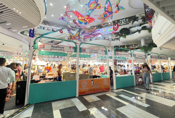 บูธไม้ทรงจั่วโค้ง